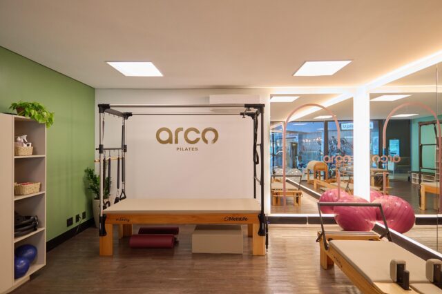 Transformar espaços é revelar novos potenciais e criar experiências.
No projeto do @arco.pilates , repensamos detalhes que fizeram toda a diferença: mais leveza, acolhimento e identidade para um ambiente alinhado à nova fase da marca.

O projeto foi desenvolvido com foco em funcionalidade, bem-estar e custo-benefício. Traduzindo a essência do Arco em uma paleta suave, layout fluido e ambientação acolhedora. Tudo entregue no prazo e com atenção ao que mais importa: o usuário.

Se você também quer transformar seu espaço comercial em um ambiente que inspire e encante, fale com a gente. ✨

–
–

📷: @major.agencia 
#transformaçãodeespaços #arquiteturacomercial #renovaçãodeambientes #arcopilates #brunocarvalhoarquitetura