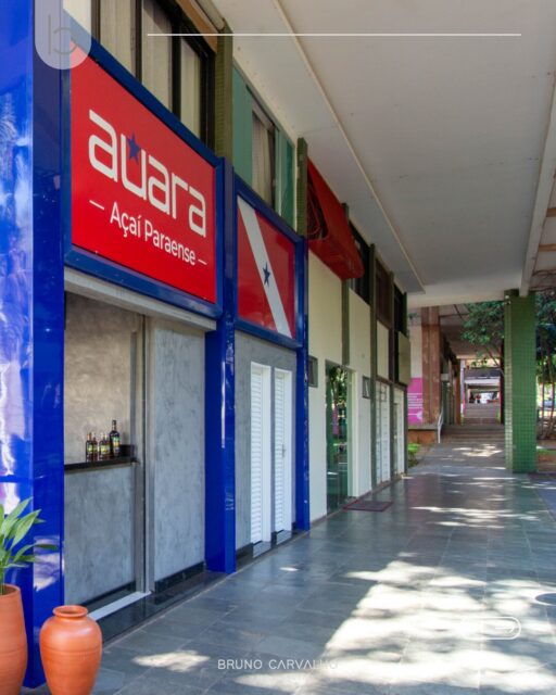 Todo projeto começa pelo ponto.

Na unidade da Auara Açaí Paraense, na Asa Norte, o primeiro passo foi entender fluxo, visibilidade e relação com a rua.

Essa adaptação exigia presença.
Era preciso organizar a fachada e tornar a marca mais clara para quem passa.

Fachada não é só identidade.
É posicionamento.

Quando o ponto é bem resolvido, o restante do projeto ganha direção.

-
- fotos @bruno.b.castro 

#ArquiteturaComercial #ProjetoDeFachada #ArquiteturaBrasília #ExpansãoDeMarca #acaiparaense