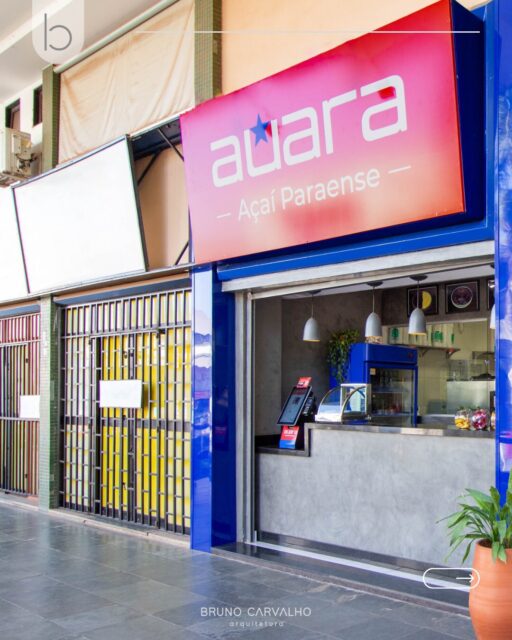 Na projeto do Auara, o desafio interno era organizar a operação em um espaço compacto.

Reduzimos cruzamentos, facilitamos o atendimento e estruturamos um layout mais fluido para o dia a dia.

Projeto comercial precisa funcionar antes de impressionar.

-
- fotos @bruno.b.castro 

#ArquiteturaComercial #LayoutComercial #ProjetoEstratégico #ArquiteturaBrasília #DesignDeVarej