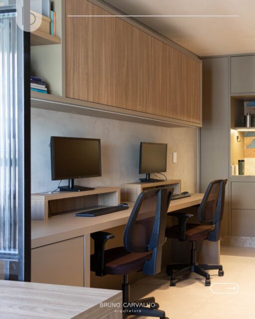 Em um escritório de arquitetura, o espaço precisa acompanhar o ritmo do trabalho.

Aqui organizamos as estações de trabalho de forma linear, garantindo integração entre a equipe e facilidade de comunicação no dia a dia.

Ao mesmo tempo, criamos áreas de apoio e reunião que permitem momentos de concentração e troca de ideias.

Projetar o próprio espaço é sempre um exercício interessante:
cada decisão acaba refletindo diretamente na forma como trabalhamos.

- 
- Projeto em parceria com @kolkarquitetura 
- Fotos: @catharinacalci.fotografia 

#ArquiteturaDeInteriores #EscritórioCriativo #ArquiteturaBrasília #projetodeinteríores